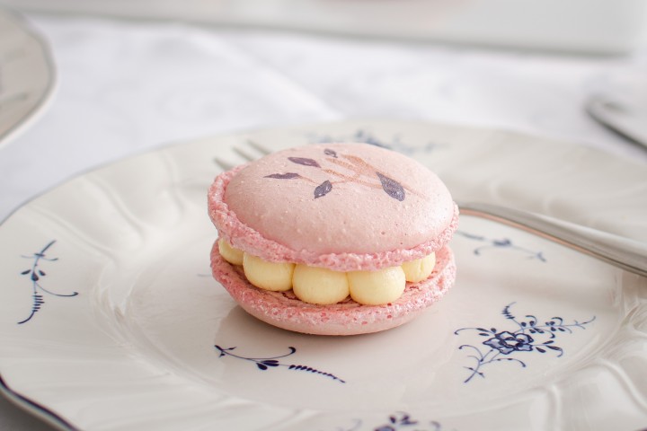 Egg-free macarons