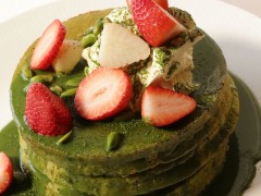 Pistachio and Matcha Pancakes with White Chocolate and Pistachio Sauce