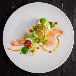 Dusting on plates and glasses for decoration